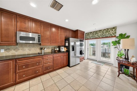 Condo in Orlando, Florida, 3 bedrooms  № 2212141 - photo 11