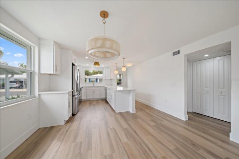 Condo in Longboat Key, Florida, 2 bedrooms № 2208050 - photo 12