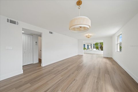 Condo in Longboat Key, Florida, 2 bedrooms № 2208050 - photo 16