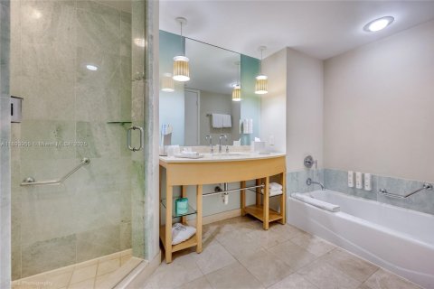 Condominio en venta en Sunny Isles Beach, Florida, 2 dormitorios, 139.07 m2 № 1811513 - foto 26