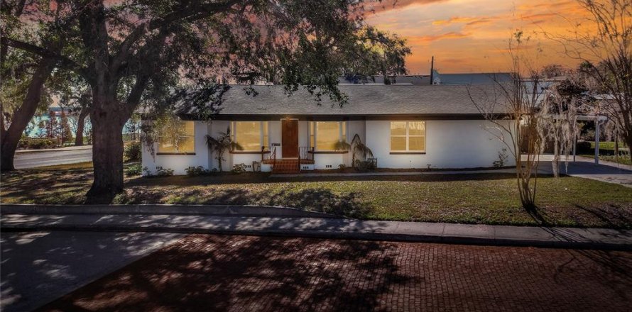 House in Lakeland, Florida 3 bedrooms, 191.19 sq.m. № 1548795
