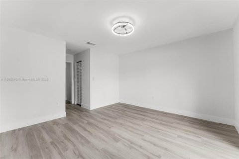 Купить виллу или дом в Майами, Флорида 2 спальни, 112.41м2, № 1949308 - фото 17