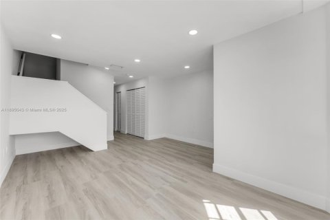 Купить виллу или дом в Майами, Флорида 2 спальни, 112.41м2, № 1949308 - фото 4