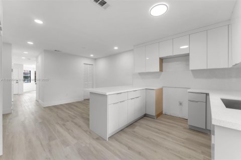 Купить виллу или дом в Майами, Флорида 2 спальни, 112.41м2, № 1949308 - фото 12