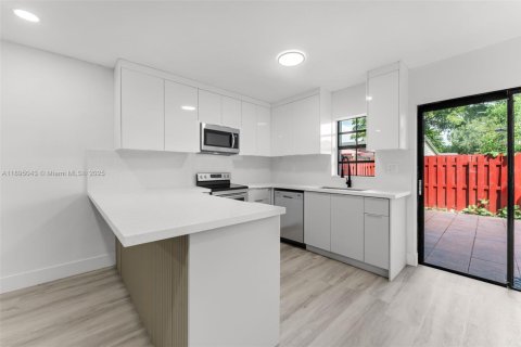 Купить виллу или дом в Майами, Флорида 2 спальни, 112.41м2, № 1949308 - фото 10