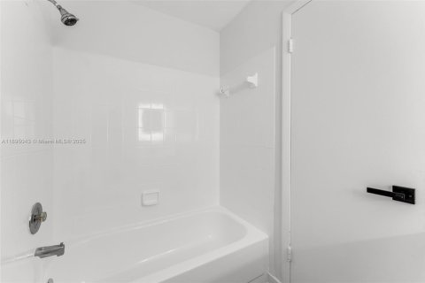 Купить виллу или дом в Майами, Флорида 2 спальни, 112.41м2, № 1949308 - фото 20