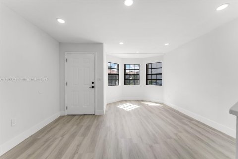 Купить виллу или дом в Майами, Флорида 2 спальни, 112.41м2, № 1949308 - фото 5