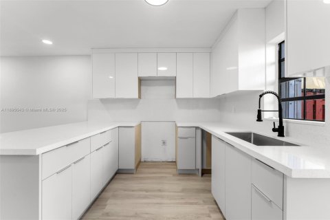 Купить виллу или дом в Майами, Флорида 2 спальни, 112.41м2, № 1949308 - фото 11