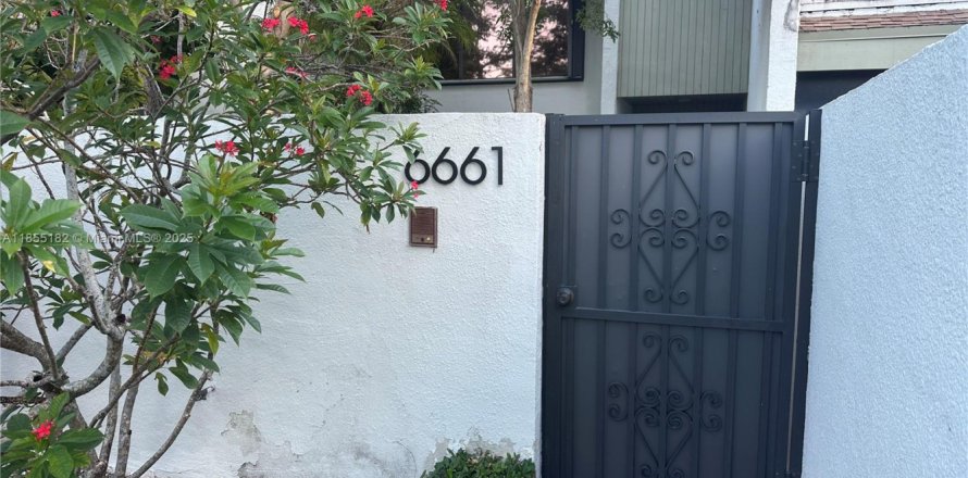 Condominio en South Miami, Florida, 3 dormitorios № 1891962
