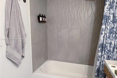 House in Miami Beach, Florida 1 bedroom, 48.4 sq.m. № 1990208 - photo 3