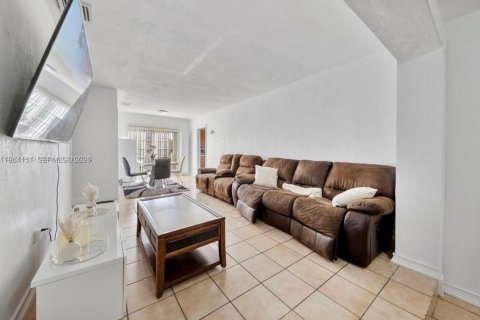 Купить виллу или дом в Майами, Флорида 3 спальни, 111.11м2, № 2026563 - фото 12