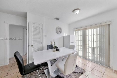 Купить виллу или дом в Майами, Флорида 3 спальни, 111.11м2, № 2026563 - фото 14