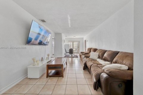 Купить виллу или дом в Майами, Флорида 3 спальни, 111.11м2, № 2026563 - фото 11