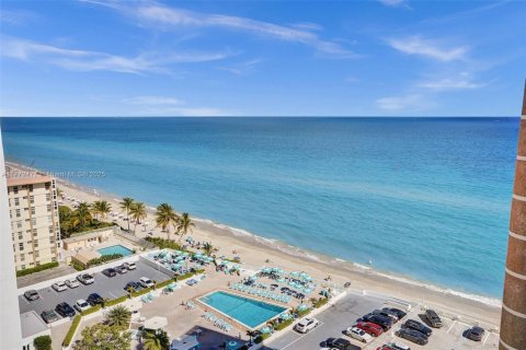 Снять в аренду кондоминиум в Халландейл-Бич, Флорида 2 спальни, 101.64м2, № 1731613 - фото 24