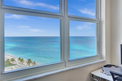 Снять в аренду кондоминиум в Халландейл-Бич, Флорида 2 спальни, 101.64м2, № 1731613 - фото 10