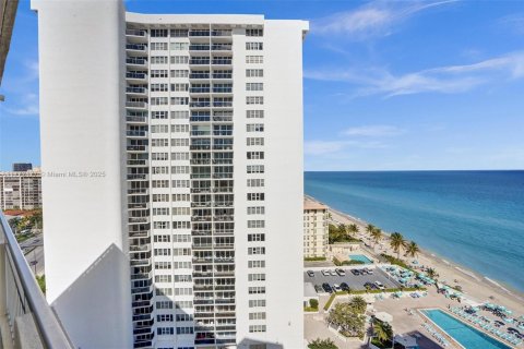 Снять в аренду кондоминиум в Халландейл-Бич, Флорида 2 спальни, 101.64м2, № 1731613 - фото 23