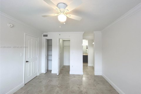 Condo in Miami, Florida, 1 bedroom № 2076389 - photo 5