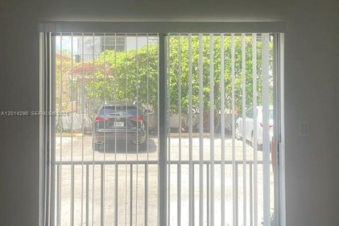 Condo in Miami, Florida, 1 bedroom № 2076389 - photo 17