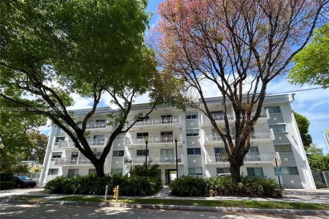 Condo in Miami, Florida, 1 bedroom № 2076389