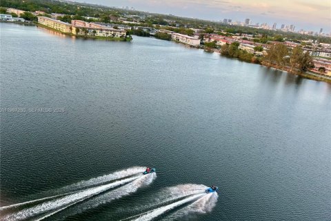 Condo in Miami, Florida, 2 bedrooms  № 2063108 - photo 25