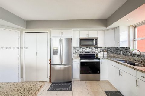 Condo in Miami, Florida, 2 bedrooms  № 2063108 - photo 9