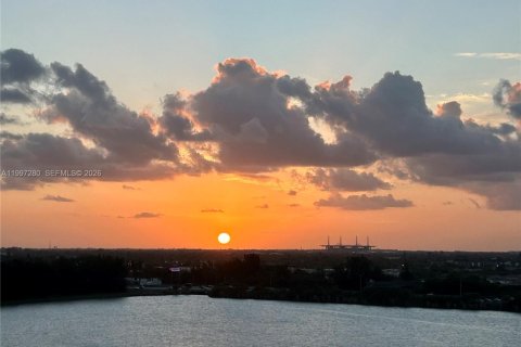 Condo in Miami, Florida, 2 bedrooms  № 2063108 - photo 26