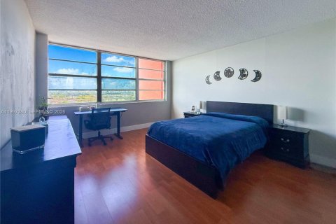 Condo in Miami, Florida, 2 bedrooms  № 2063108 - photo 16