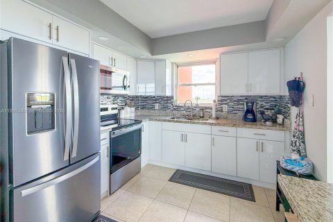 Condo in Miami, Florida, 2 bedrooms  № 2063108 - photo 8