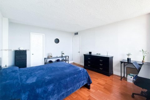 Condo in Miami, Florida, 2 bedrooms  № 2063108 - photo 17