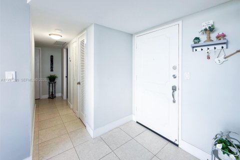 Condo in Miami, Florida, 2 bedrooms  № 2063108 - photo 10