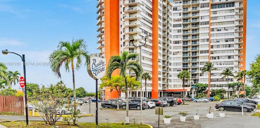 Condo in Miami, Florida, 2 bedrooms  № 2063108