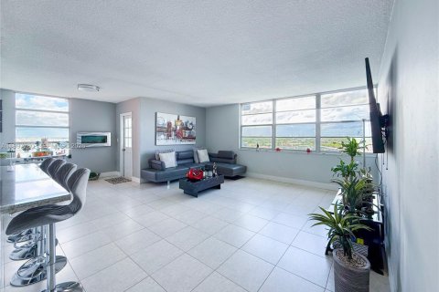 Condo in Miami, Florida, 2 bedrooms  № 2063108 - photo 6