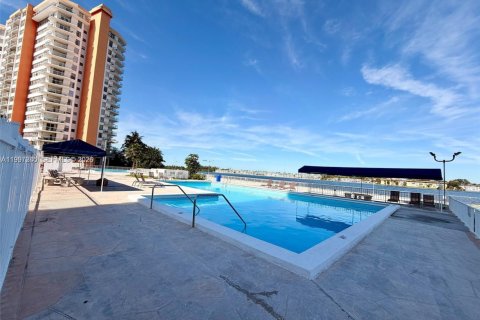 Condo in Miami, Florida, 2 bedrooms  № 2063108 - photo 4