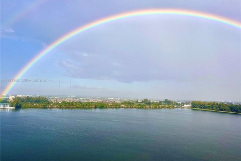Condo in Miami, Florida, 2 bedrooms  № 2063108 - photo 24