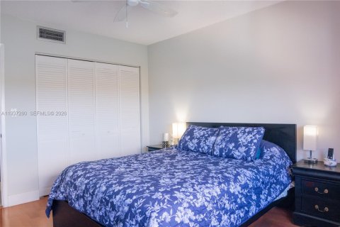 Condo in Miami, Florida, 2 bedrooms  № 2063108 - photo 13