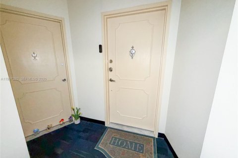 Condo in Miami, Florida, 2 bedrooms  № 2063108 - photo 23