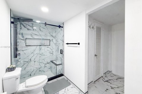 Condo in Miami, Florida, 2 bedrooms  № 2063108 - photo 18