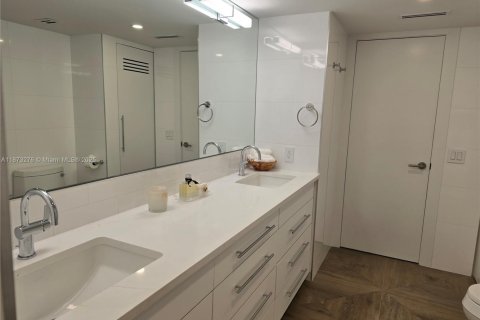 Condominio en venta en Miami Beach, Florida, 2 dormitorios, 121.7 m2 № 1980911 - foto 19