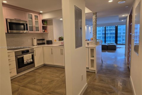 Condominio en venta en Miami Beach, Florida, 2 dormitorios, 121.7 m2 № 1980911 - foto 2