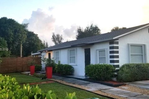 Commercial property in Miami, Florida 100.33 sq.m. № 1683907 - photo 1