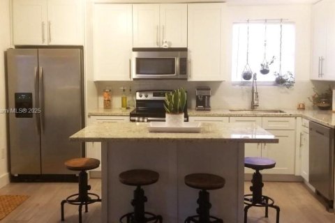 Commercial property in Miami, Florida 100.33 sq.m. № 1683907 - photo 3