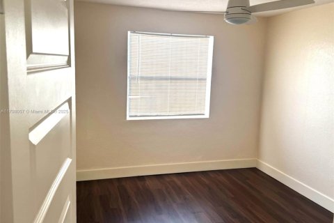 Commercial property in Miami, Florida 100.33 sq.m. № 1683907 - photo 12