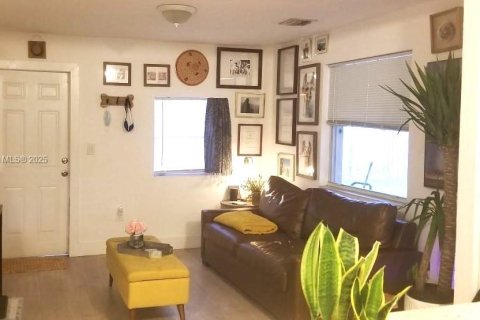 Commercial property in Miami, Florida 100.33 sq.m. № 1683907 - photo 2