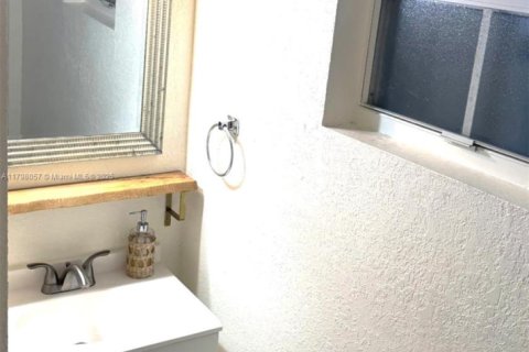 Commercial property in Miami, Florida 100.33 sq.m. № 1683907 - photo 14