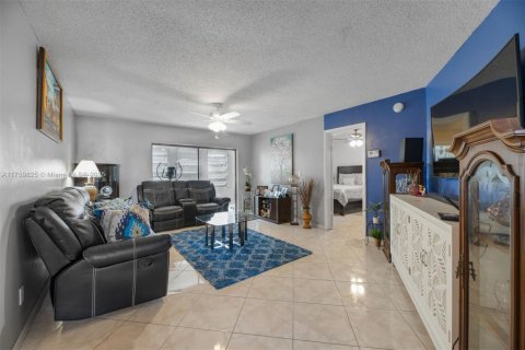 Copropriété à vendre à Lauderdale Lakes, Floride: 2 chambres, 102.38 m2 № 1700694 - photo 2