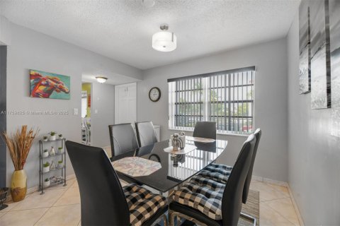 Copropriété à vendre à Lauderdale Lakes, Floride: 2 chambres, 102.38 m2 № 1700694 - photo 3