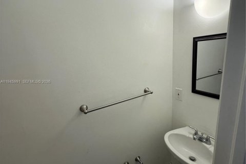 Townhouse in Miami, Florida 2 bedrooms, 62.43 sq.m. № 2002944 - photo 16
