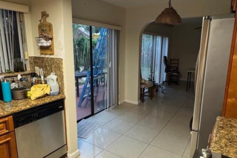 House in Miami, Florida 4 bedrooms, 234.21 sq.m. № 2081950 - photo 16