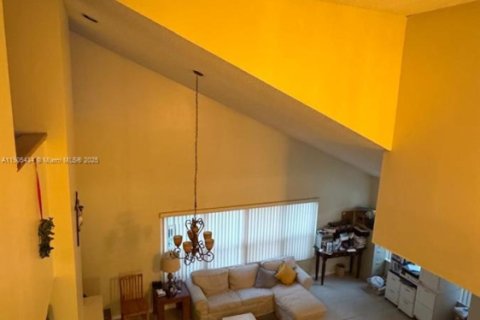 House in Miami, Florida 4 bedrooms, 234.21 sq.m. № 2081950 - photo 14