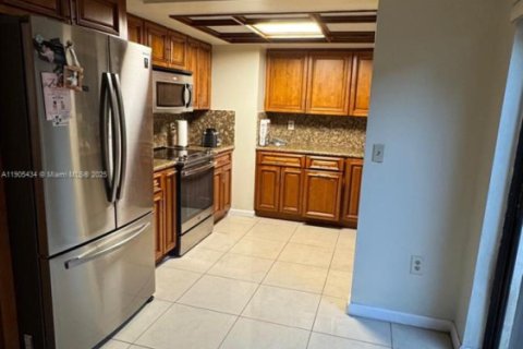 House in Miami, Florida 4 bedrooms, 234.21 sq.m. № 2081950 - photo 17